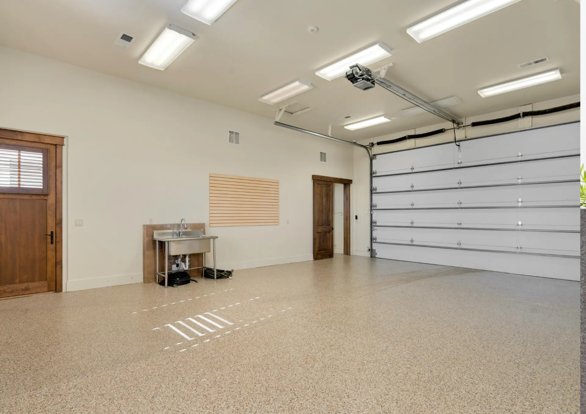 Intérieur de garage avec moteur plafonnier et rail de porte sectionnelle