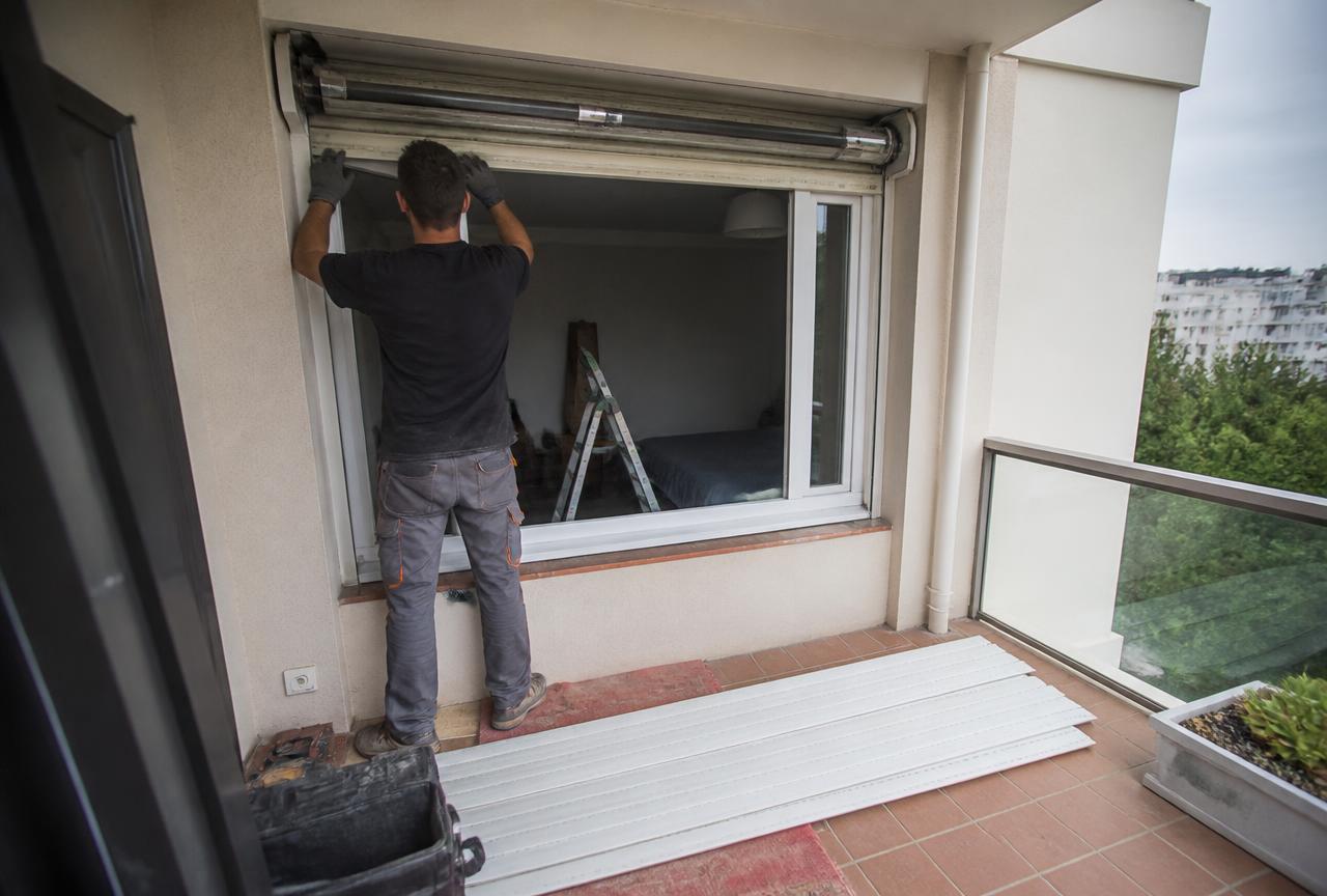 Remplacement du tablier d'un volet roulant sur un balcon d'appartement