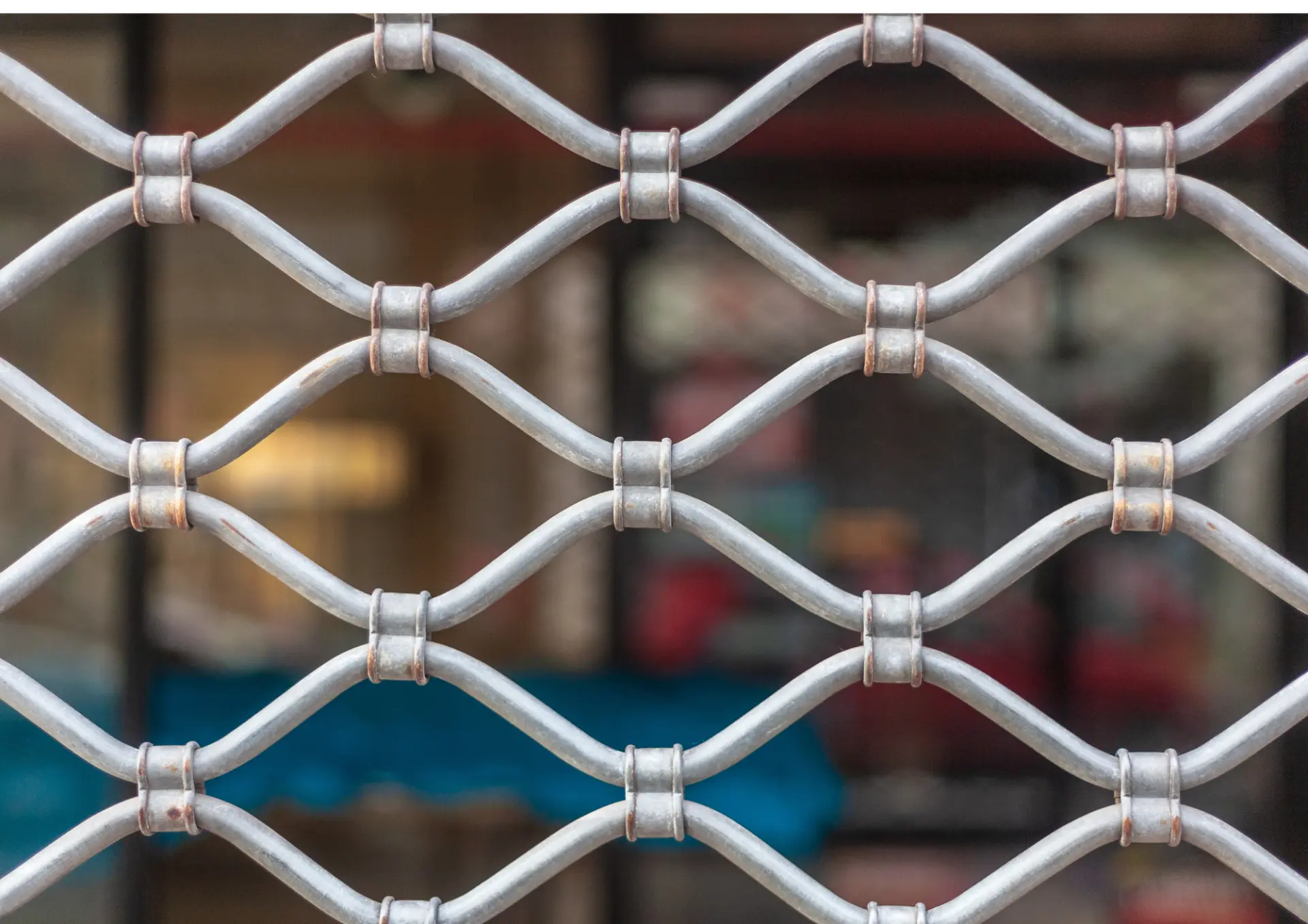 Grille métallique cobra protégeant la vitrine d'un commerce