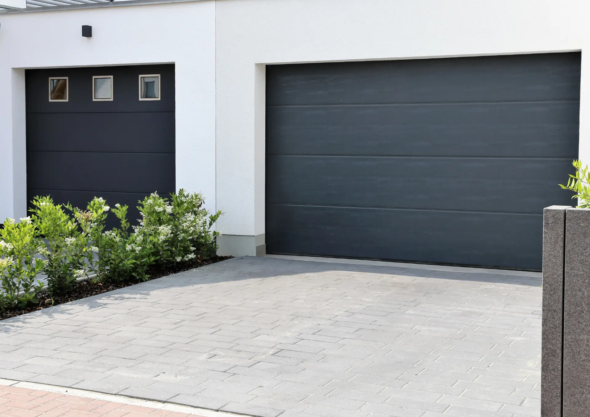 Portes de garage sectionnelles anthracite installées sur une maison à Annecy