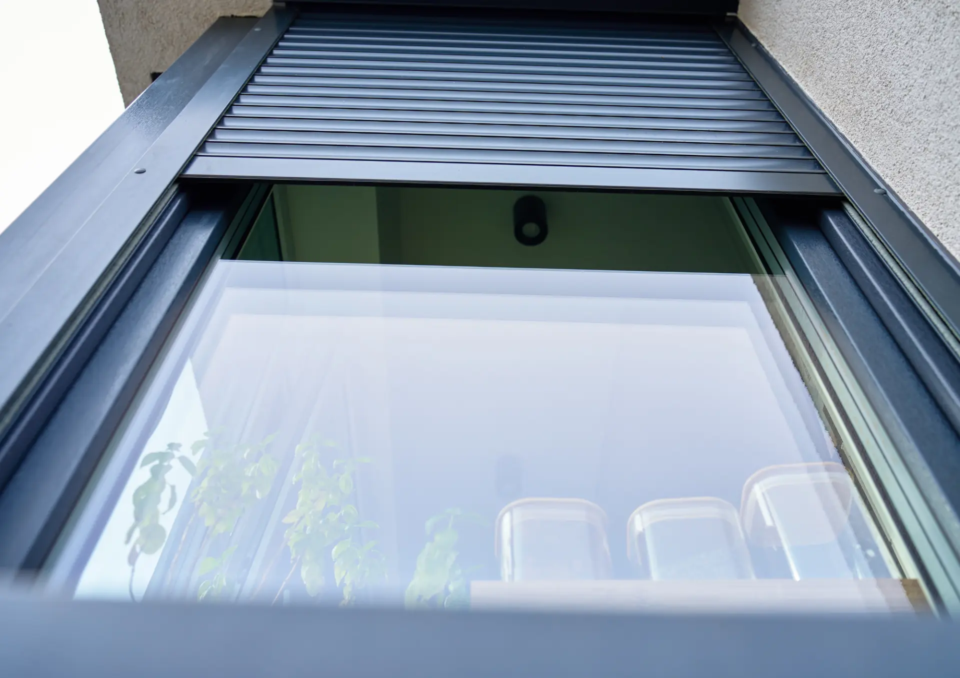 Volet roulant anthracite neuf posé sur coulisses aluminium