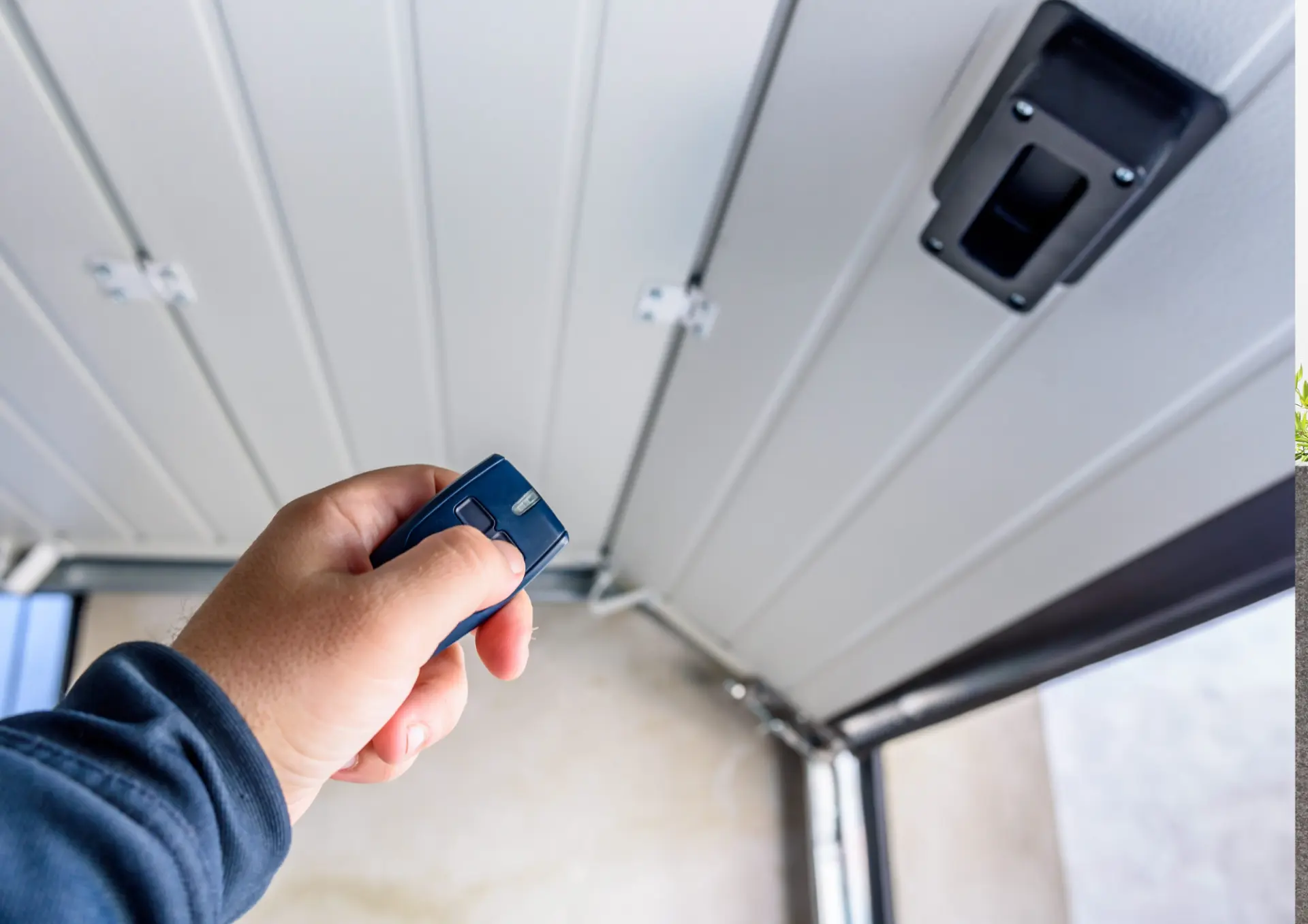 Télécommande et récepteur de motorisation vus depuis l'intérieur d'un garage