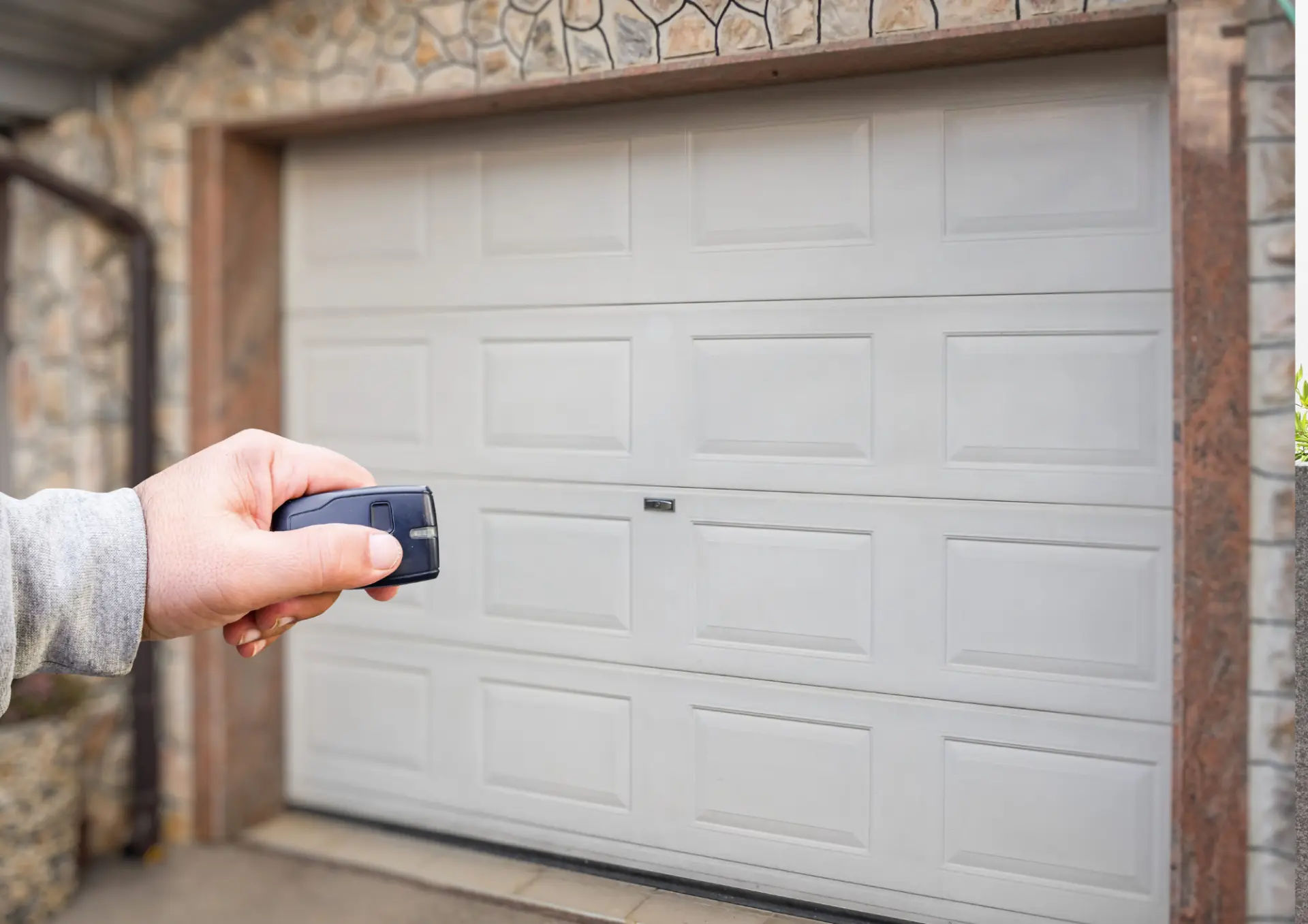 Ouverture par télécommande d'une porte de garage sectionnelle blanche